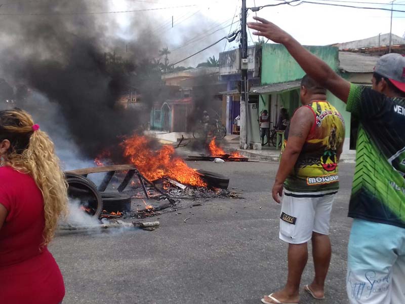 
        
            Moradores protestam em Mosqueiro
        
    