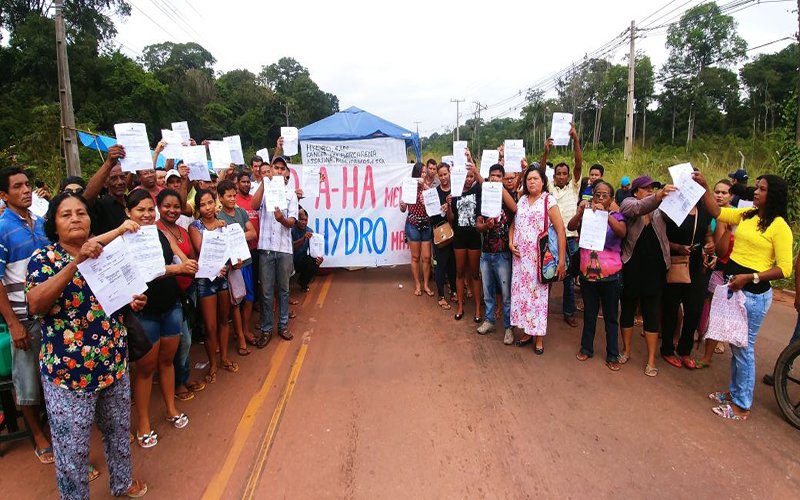 
        
            População protesta contra danos causados pela Hydro
        
    
