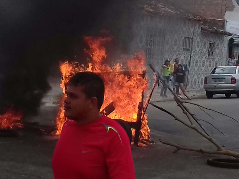 
        
            Moradores protestam em Mosqueiro
        
    