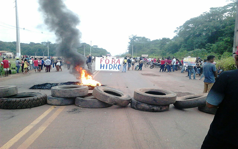 
        
            População protesta contra danos causados pela Hydro
        
    