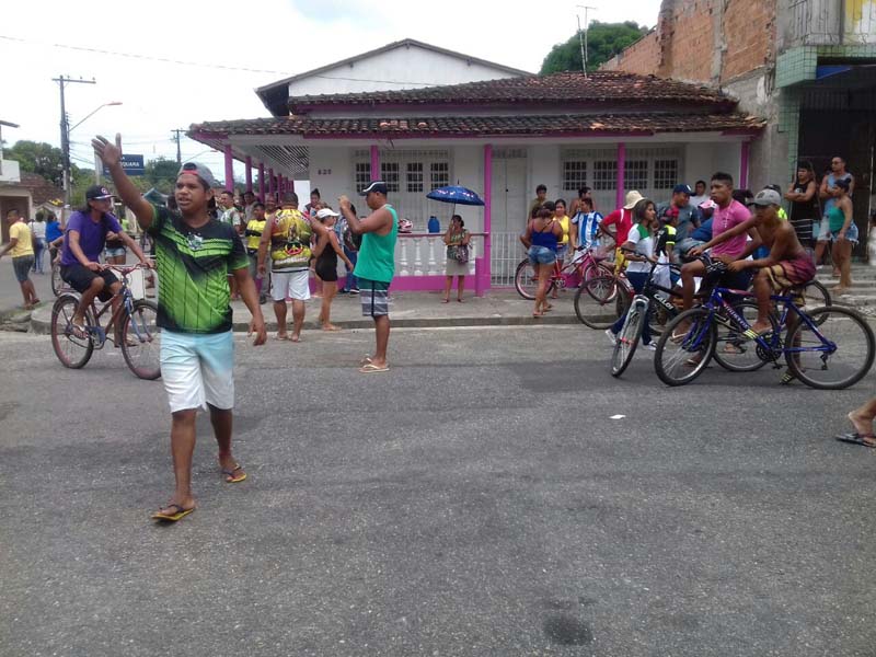 
        
            Moradores protestam em Mosqueiro
        
    