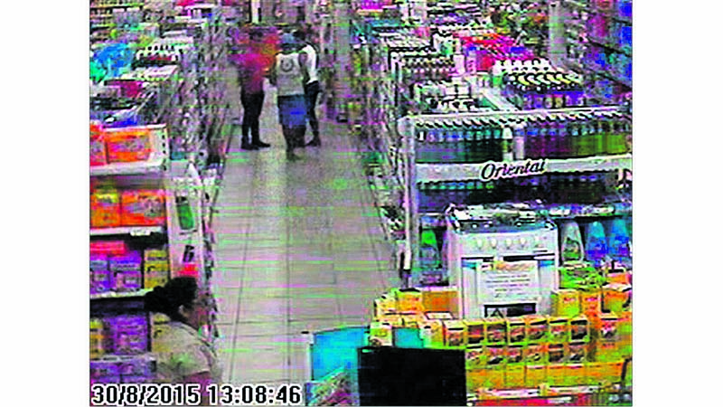 
        
            Dupla assalta e leva R$ 22 mil de supermercado
        
    