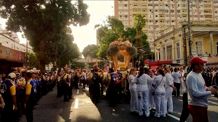 
        
            Milhares de fiéis acompanham a Trasladação
        
    