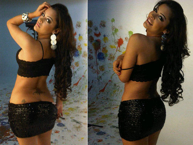 
        
            Larissa Riquelme mostra lingerie fio-dental
        
    