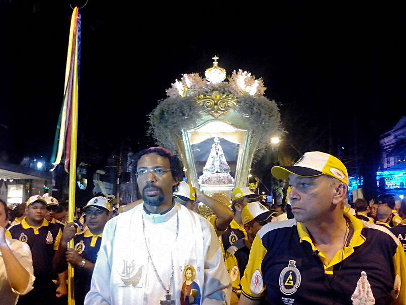 
        
            Trasladação avança nas ruas do centro de Belém
        
    