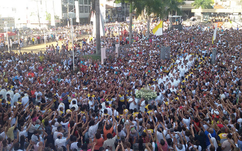 
        
            Fiéis se despedem de Nossa Senhora de Nazaré
        
    
