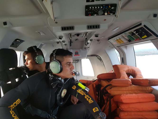 
        
            Equipes retomam buscas por vítimas de naufrágio
        
    