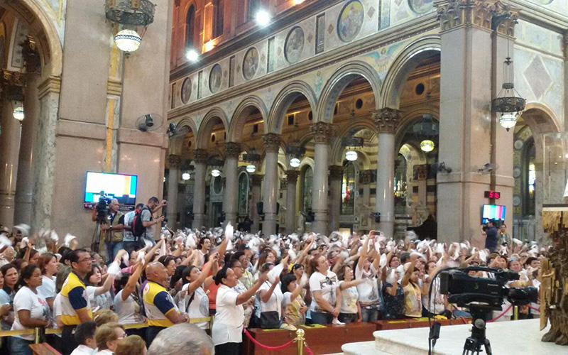 
        
            Fiéis se despedem de Nossa Senhora de Nazaré
        
    