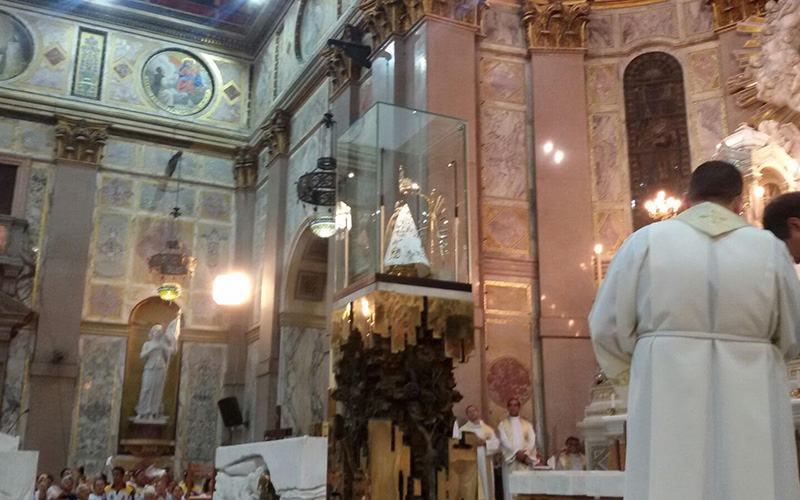 
        
            Fiéis se despedem de Nossa Senhora de Nazaré
        
    