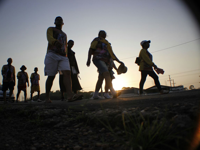 
        
            Promesseiros caminham quilômetros até Belém para Círio        
        
    