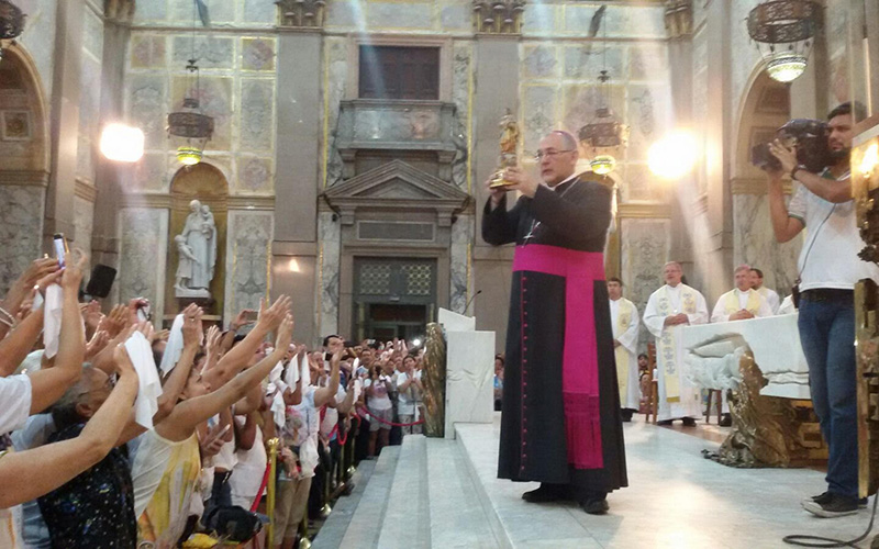 
        
            Fiéis se despedem de Nossa Senhora de Nazaré
        
    