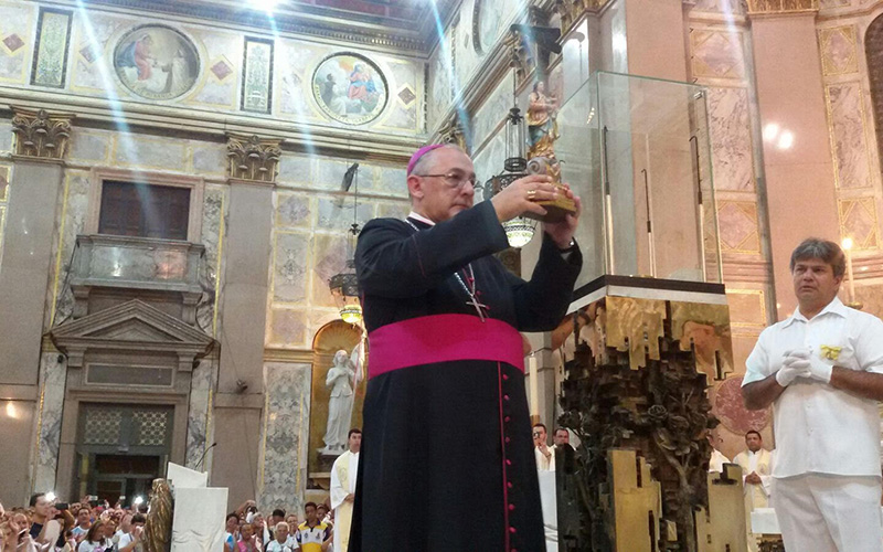 
        
            Fiéis se despedem de Nossa Senhora de Nazaré
        
    
