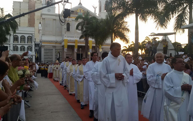 
        
            Fiéis se despedem de Nossa Senhora de Nazaré
        
    