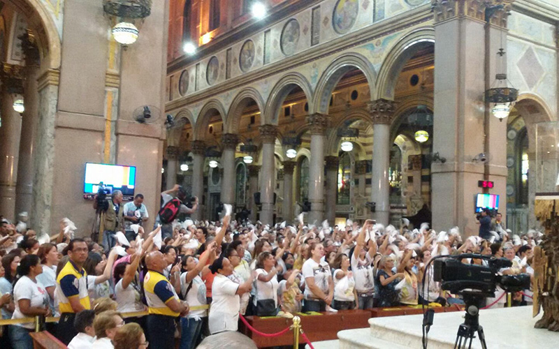 
        
            Fiéis se despedem de Nossa Senhora de Nazaré
        
    
