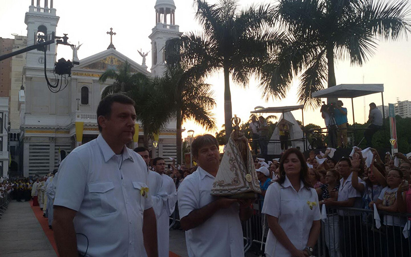 
        
            Fiéis se despedem de Nossa Senhora de Nazaré
        
    