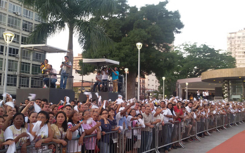 
        
            Fiéis se despedem de Nossa Senhora de Nazaré
        
    