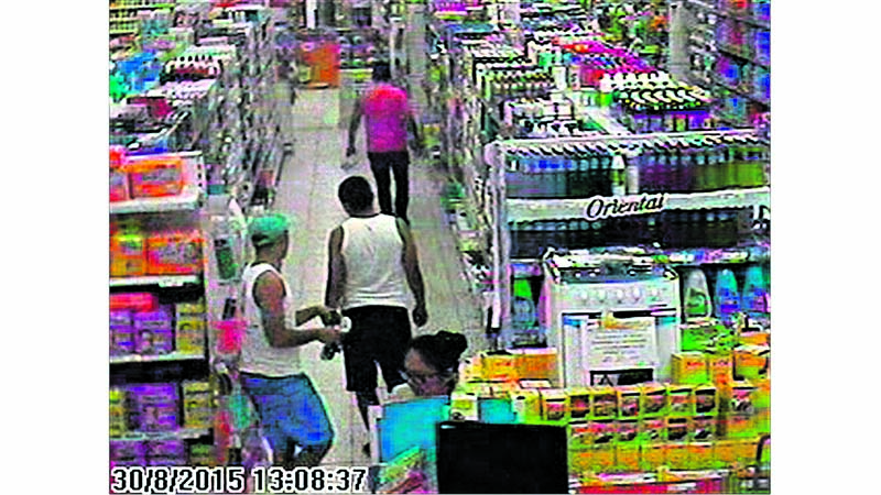 
        
            Dupla assalta e leva R$ 22 mil de supermercado
        
    