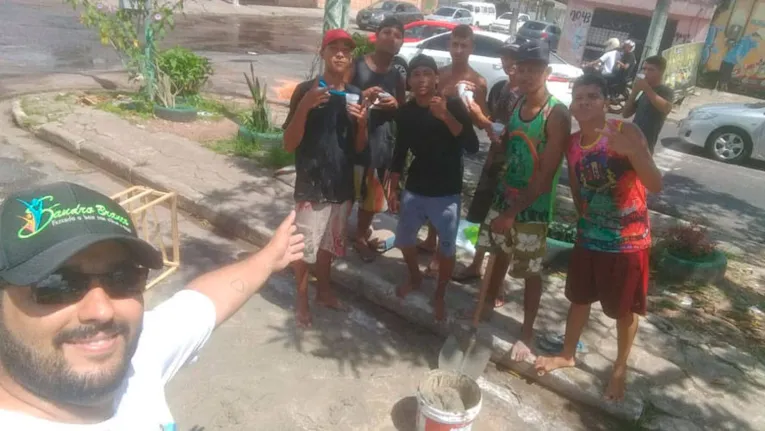 Moradores realizam 'operação tapa buraco' em rua de Belém