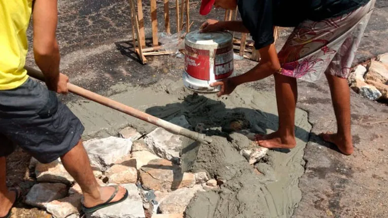 Moradores realizam 'operação tapa buraco' em rua de Belém