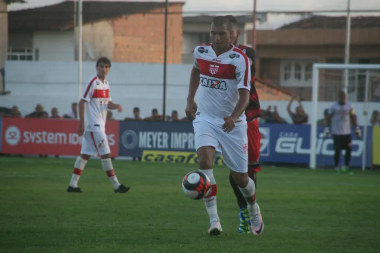 Time remista tentou, mas atacante vai ficar no clube baiano.