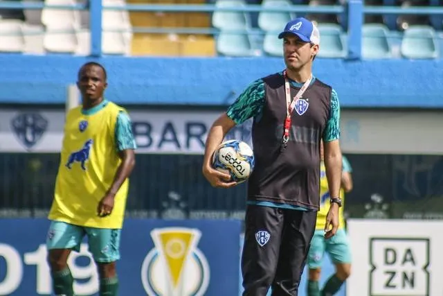 Time bicolor enfrenta o líder do grupo, mas vai para cima em busca da vitória.