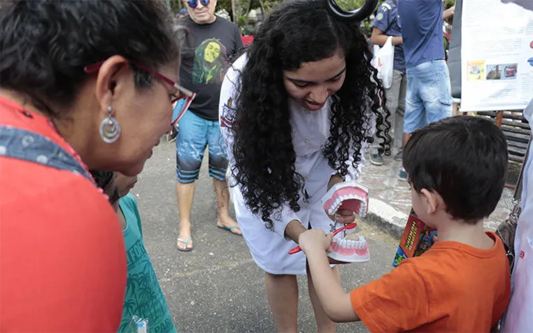 Estudantes universitários reuniram na Praça da Rebública dezenas de pessoas intersadas em conhecer o as praticas e estudos desenvolvidos dentro das entidades. 