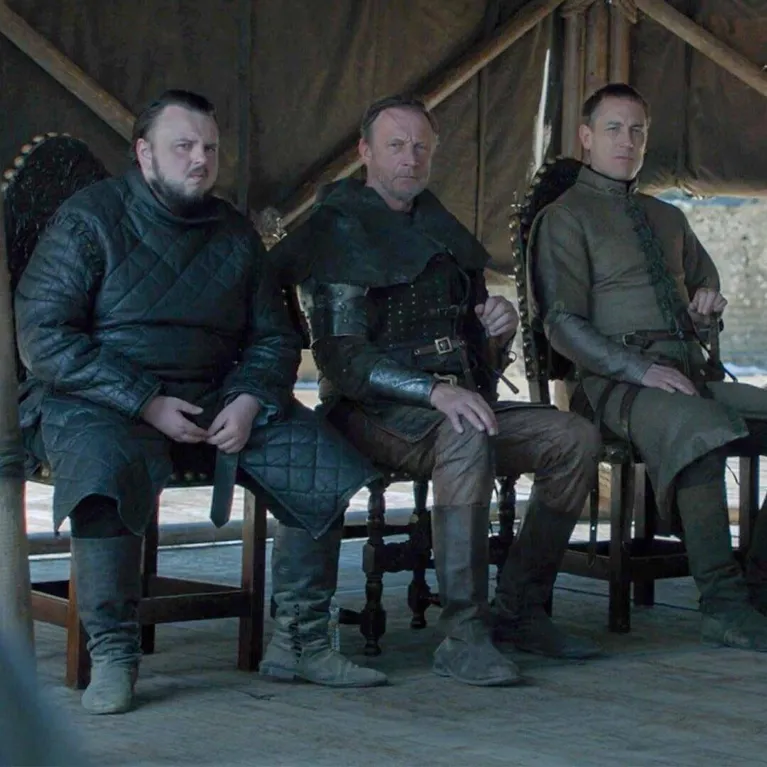 Game of Thrones comete mais uma gafe e esquece novo objeto em cena