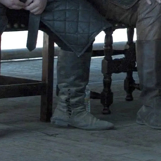 Game of Thrones comete mais uma gafe e esquece novo objeto em cena