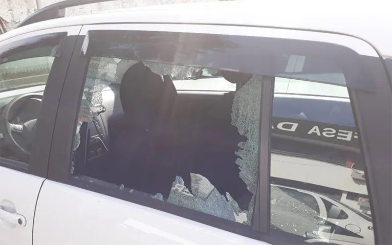 Mulher descobre traição e tenta agredir PMs após destruir carro do marido