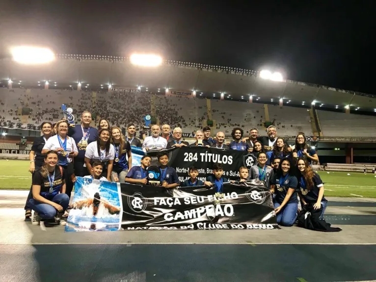 Atletas da natação do Remo recebem homenagem no Mangueirão