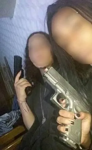 Jovem foi apreendida com armas falsas 