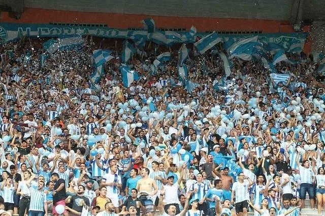 Torcedores do Paysandu se envolvem em confusão no Beira-Rio. Veja o vídeo.