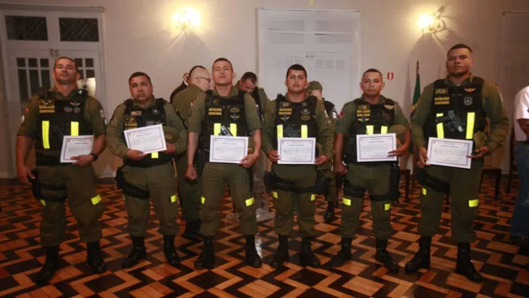 Militares que salvaram criança são condecorados pelo Estado