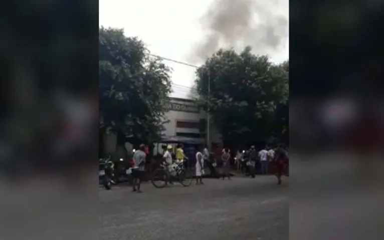 Incêndio atinge padaria em feira no bairro do Guamá em Belém 