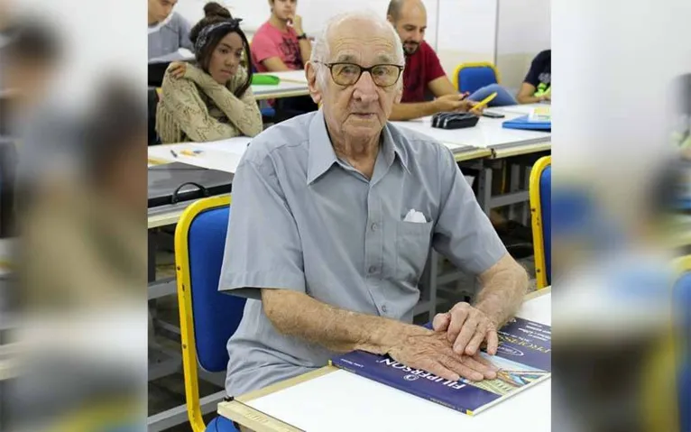 Idoso de 90 anos realiza sonho de entrar em faculdade