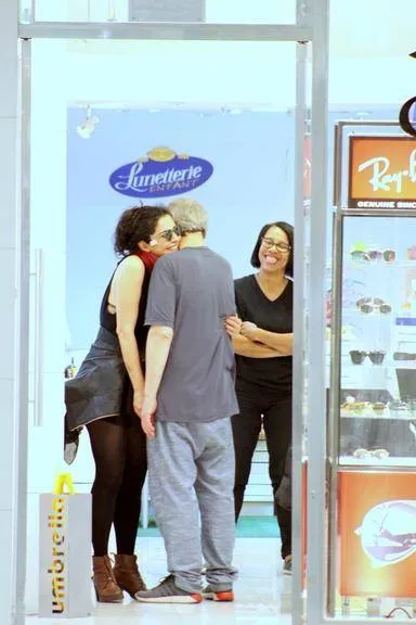 Letícia Sabatella foi flagrada dando um beijo na boca de Daniel Dantas