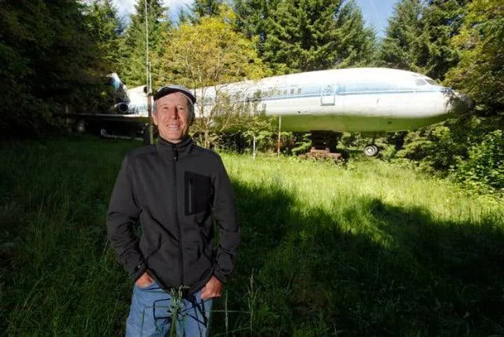 Homem transforma avião velho na própria casa