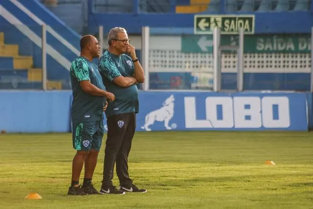 Bicolores treinam na Curuzu sob olhares de Hélio dos Anjos