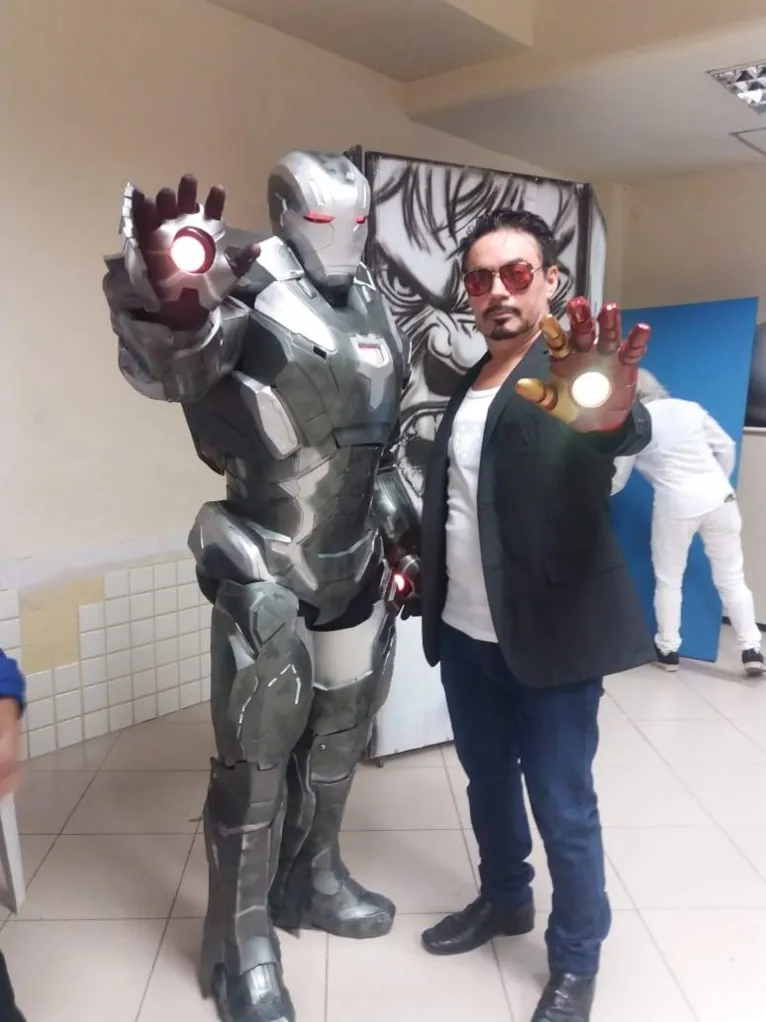 Cansado de defender o mundo, Tony Stark trabalha em papelaria de Belém