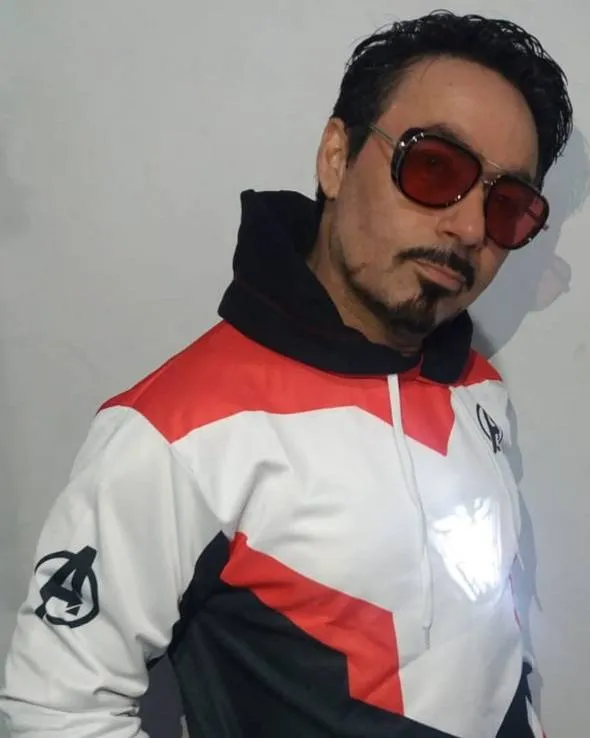 Cansado de defender o mundo, Tony Stark trabalha em papelaria de Belém