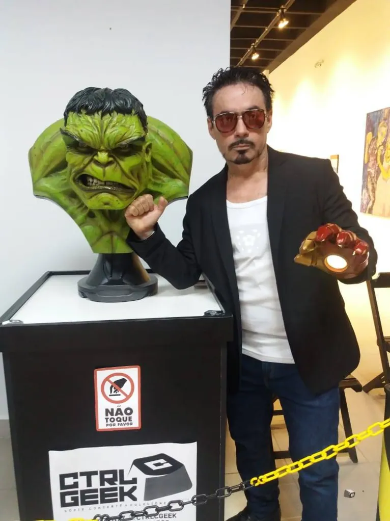 Cansado de defender o mundo, Tony Stark trabalha em papelaria de Belém