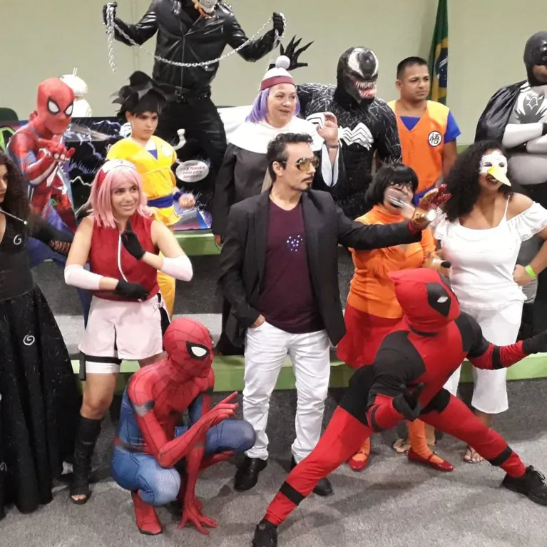 Cansado de defender o mundo, Tony Stark trabalha em papelaria de Belém