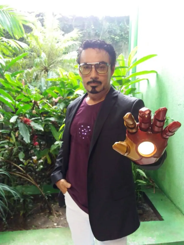 Cansado de defender o mundo, Tony Stark trabalha em papelaria de Belém