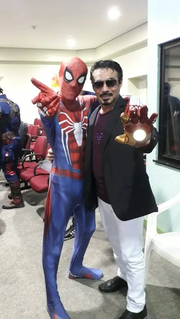 Cansado de defender o mundo, Tony Stark trabalha em papelaria de Belém