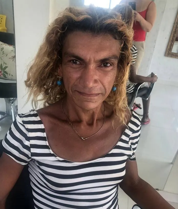 Cabeleireira faz transformação incrível em moradora de rua e gesto viraliza na internet