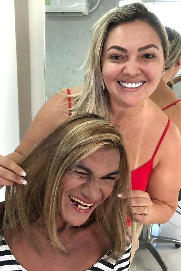 Cabeleireira faz transformação incrível em moradora de rua e gesto viraliza na internet