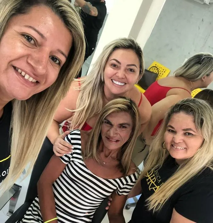 Cabeleireira faz transformação incrível em moradora de rua e gesto viraliza na internet