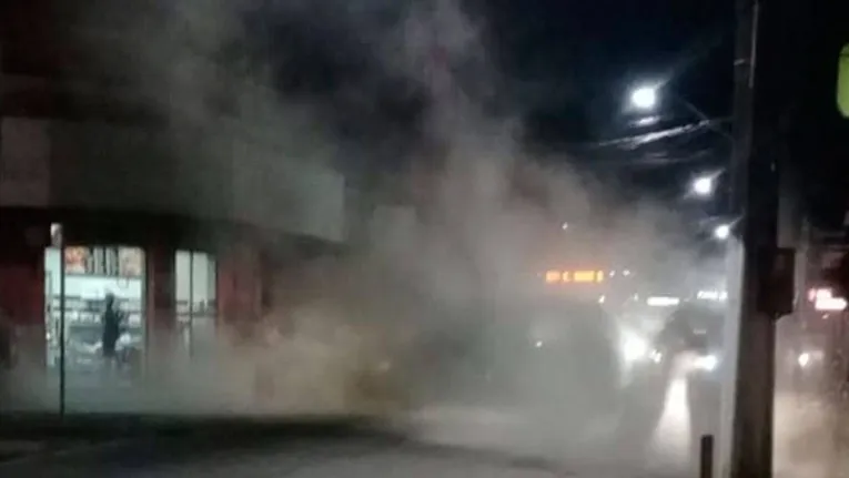 Carro em chamas com mulher e criança causa pânico na Batista Campos