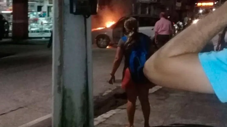 Carro em chamas com mulher e criança causa pânico na Batista Campos
