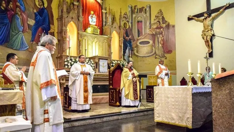 Paroquianos fazem caminhada antes da festividade da Santíssima Trindade